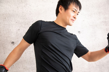 ボクシングする男性