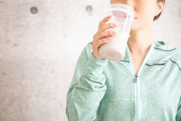 プロテインを飲む女性