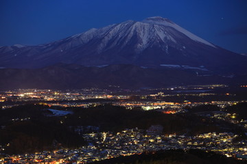 岩手山と盛岡市街の夜景