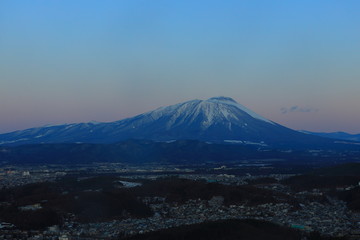Fototapeta premium 朝焼けの岩手山と盛岡市街地