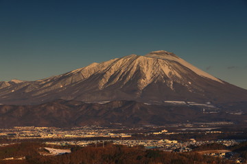 朝焼けの岩手山と盛岡市街地