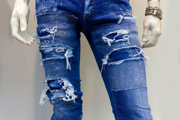 Schaufensterpuppe mit zerissene Jeans