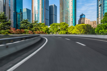 Obraz premium empty road with modern buildings on background, shanghai, china..