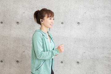 音楽を聞きながら運動する女性