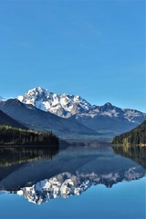 Fototapeta na wymiar What a beautiful view to a reflection lake in Western Canada, near whistler. Typical canadian panoramic view with mountain in the background. So lovely. Near Whistler