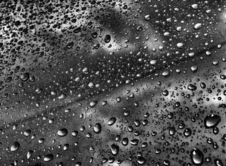 gotas en reflejo de vidrio