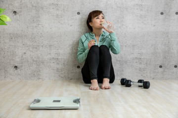 ダイエットする女性