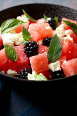 cibo vegetariano insalata di cocomero more e foglie di menta 