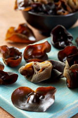 funghi Asiatici freschi su tavolo