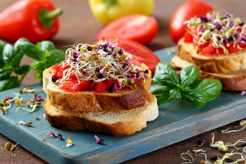cibo vegetariano bruschette con pomodori e germi 