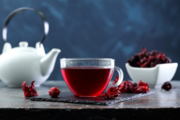 infuso con  fiori di hibiscus sfondo scuro 