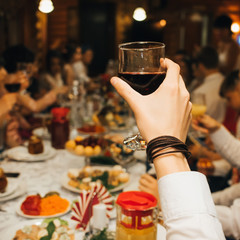 Fototapeta na wymiar male hand holding a glass of red wine