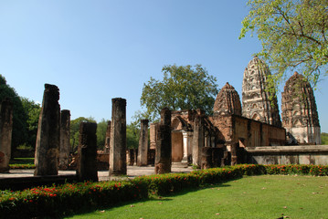 Fototapeta na wymiar Three pagodas at the front have laterite pillars with blue sky.