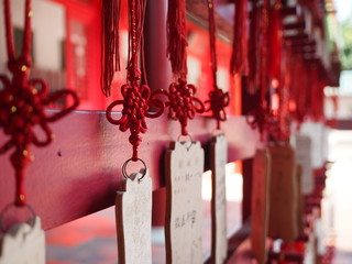 台湾の廟に掛けられた中国結びの願い札