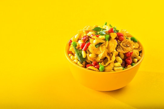 Indian Snacks: Traditional Indian deep fried salty dish called chivda or mixture or farsan made of gram flour and mixed with dry fruits and roasted nuts with salt, pepper, pulses, spice and green peas