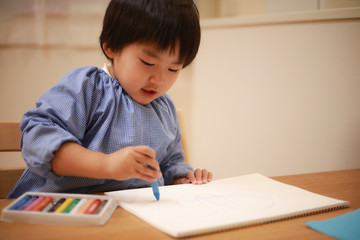 お絵描きする幼稚園児