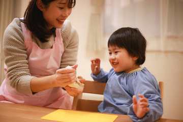 ねんどで遊ぶ男の子と保育士イメージ