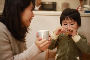 飲み物を飲む親子