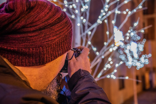 Fotografo realizando fotografía urbana en el centro de Madrid con las luces navideñas