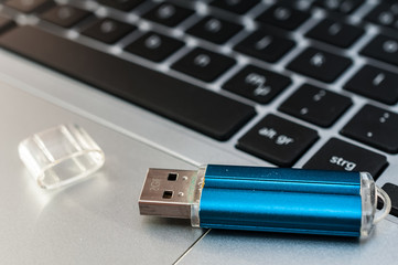 Speicherstift und Tastatur PC