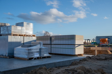 Mauersteine auf einer Baustelle