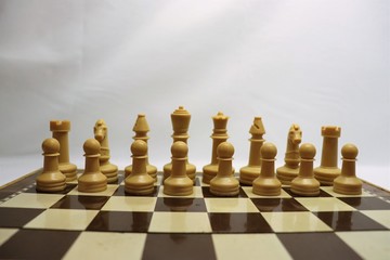 Jeu d'échecs avec les pièces blanches sur fond blanc