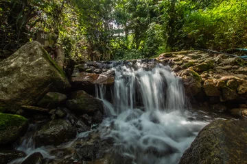 Tuinposter Kathu-waterval in het tropische bosgebied In Azië, geschikt voor wandelingen, natuurwandelingen en wandelen, avontuurlijke fotografie van het nationale park Phuket Thailand, Geschikt voor reizen en vrije tijd. © Stock.Foto.Touch