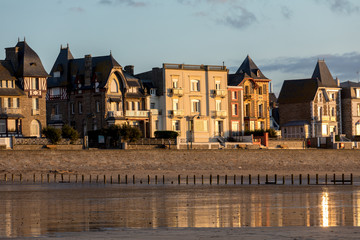 Beach in the evening sun and buildings along the seafront promenade in Saint Malo. Brittany, France