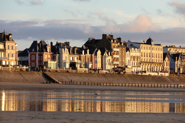 Beach in the evening sun and buildings along the seafront promenade in Saint Malo. Brittany, France © wjarek