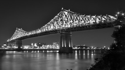 Pont Jacques-Cartier illuminé de nuit en noir et blanc