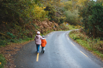Obraz premium boy and girl walking on lonely road