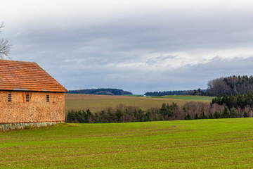 Fototapeta premium alte Scheune auf einem Feld bei Tremnitz in Thüringen