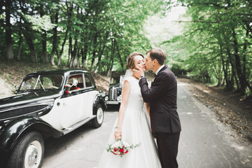 Naklejka premium Perfect couple bride, groom posing and kissing in their wedding day