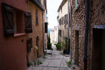 Fototapeta na wymiar Small alley in southern france