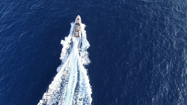 barco navengando en el mar mediterraneo sobre el mar azul