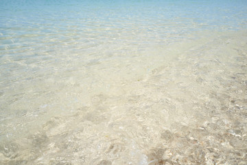 日差しできらめく透明な海