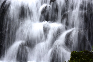 Obraz na płótnie Canvas 岩を流れ落ちる滝１