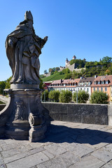 Obraz premium Alte Mainbrücke in Würzburg , Unterfranken, Franken, Bayern, Deutschland
