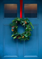 Obraz na płótnie Canvas Christmas holiday wreath on beautiful entrance door