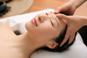 Obraz na płótnie Canvas Asian women are enjoying head and face massage at spa