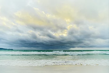 Photo sur Plexiglas Plage blanche de Boracay Paysage au coucher du soleil sur la mer le long de la plage blanche de l& 39 île de Boracay, aux Philippines. La mer est plus agitée avec le vent Habagat qui souffle pendant la saison des pluies.