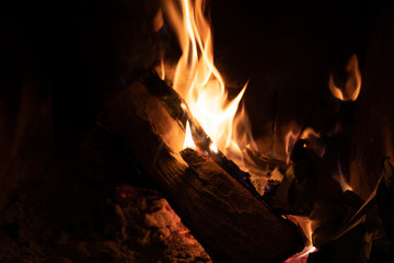 Feuer brennt in einem Kamin