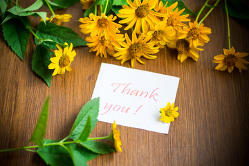 Naklejka premium bouquet of yellow big daisies on a wooden