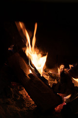 Feuer brennt in einem Kamin