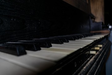 Fototapeta na wymiar Details of a piano in an abandoned restaurant
