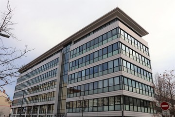 Immeuble de la sécurité sociale - CPAM du Rhône à Villeurbanne situé 276 cours Emile Zola - Ville de Villeurbanne - Département du Rhône - France - Immeuble de bureaux moderne vue de l'extérieur