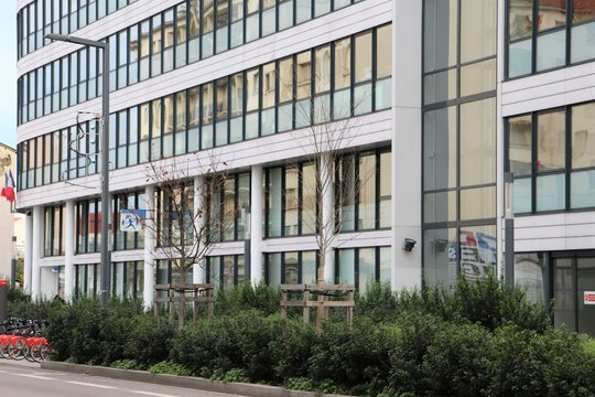 Immeuble de la s&eacute;curit&eacute; sociale - CPAM du Rh&ocirc;ne &agrave; Villeurbanne situ&eacute; 276 cours Emile Zola - Ville de Villeurbanne - D&eacute;partement du Rh&ocirc;ne - France - Immeuble de bureaux moderne vue de l'ext&eacute;rieur
