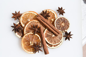 Weihnachtsgewuerze, Sternanis, Illicium verum, Zimt © Ruckszio