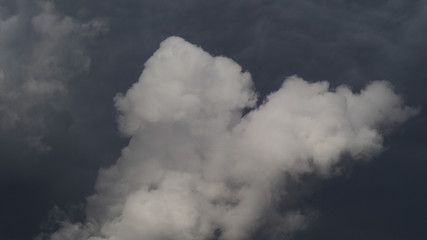 Obraz premium Zoom sur un Cumulus déformé par le vent d'altitude