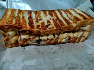 Toast that tastes sweet and has topping in the bread
